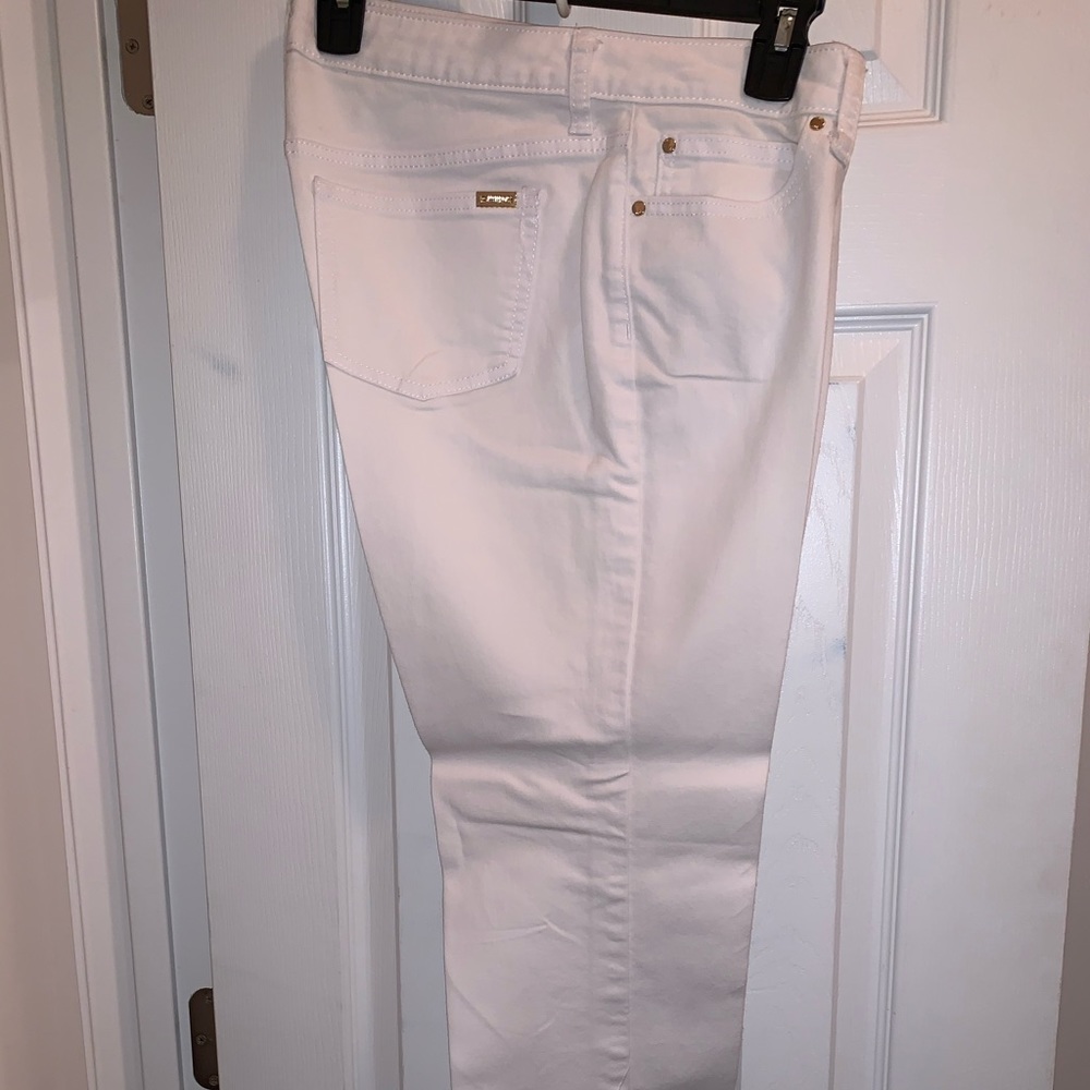 White Capri pants by Jennifer Lopez, size 10